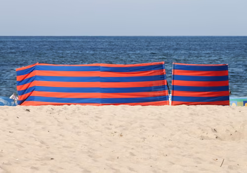Uwaga na rozstawianie parawanów na plaży! W niektórych przypadkach grzywna sięga nawet 500 złotych