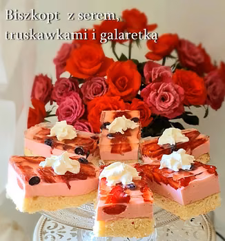 Biszkopt z serem, truskawkami i galaretką
