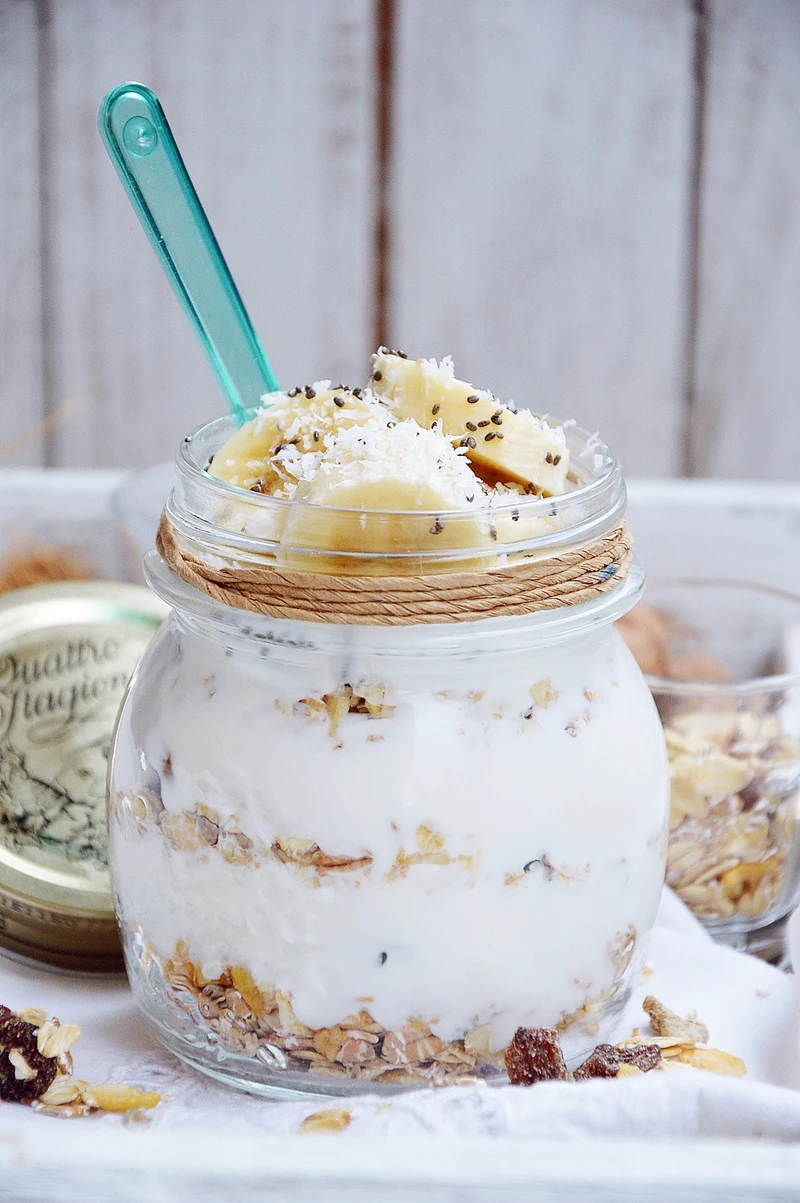 Jogurt z bananem, musli kokosem i chia