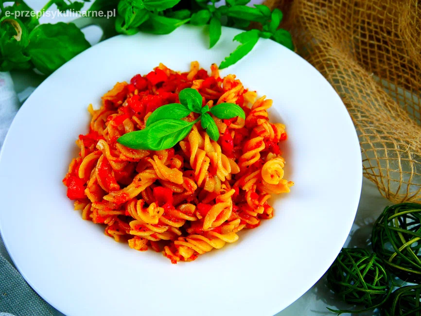 Makaron z sosem pomidorowo-paprykowym (wege i fit obiad)