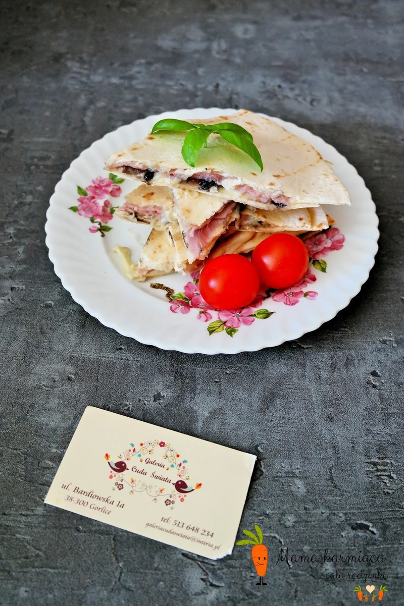 QUESADILLA Z SZYNKĄ, SEREM I PIECZARKAMI
