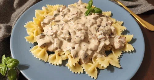 Makaron z sosem śmietanowym z pieczarkami.