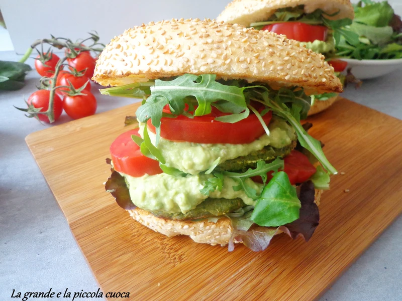 Burger ze szpinakiem i bazyliową salsą z awokado