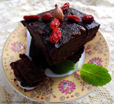 Fit brownie bezglutenowe no.2 z awokado i jagodami goi
