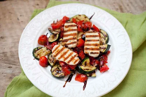 SAŁATKA Z GRILLOWANEJ CUKINII I PAPRYKI Z HALLOUMI