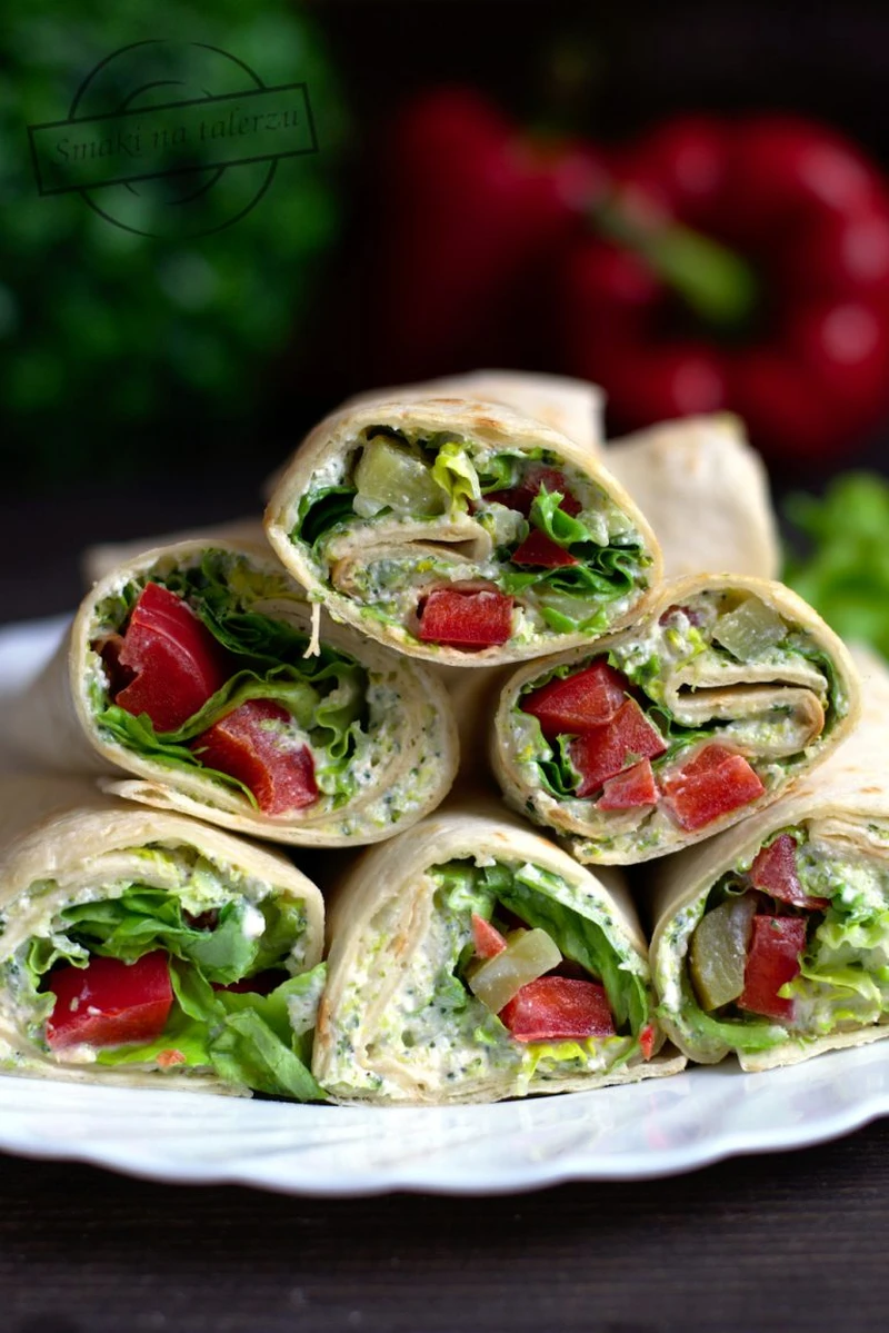 Tortilla z pastą serowo-brokułową i warzywami