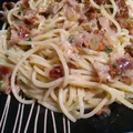 Spaghetti z szynką prosciutto, suszonymi pomidorami i sosem carbonara