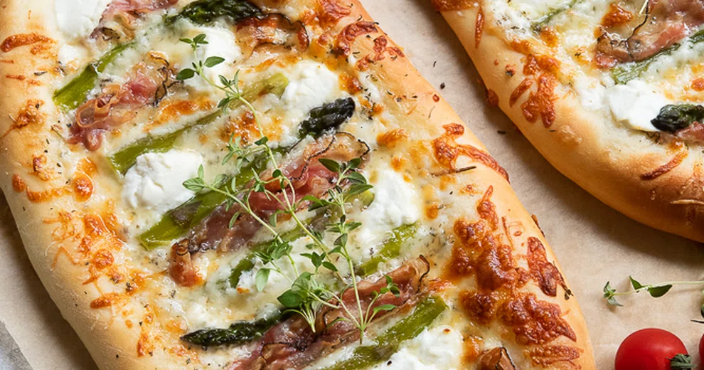 Pizza ze szparagami i ricottą Przepis od Po Prostu Pycha