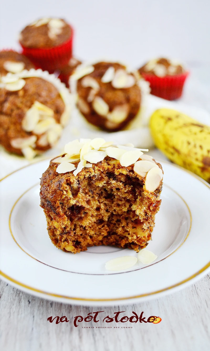 Bananowe babeczki z migdałami bez cukru i mleka