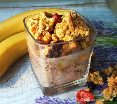 Kakaowy pudding z chia i bananem