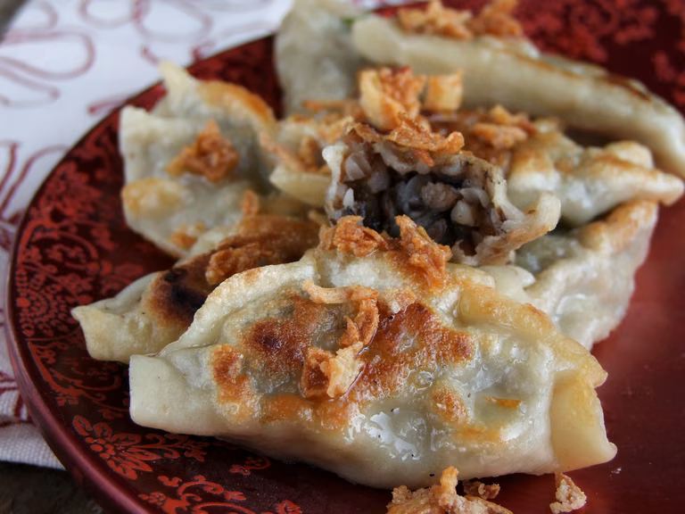 pierogi z kaszą gryczaną i grzybami leśnymi
