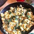 Tortellini w sosie serowo-szpinakowym