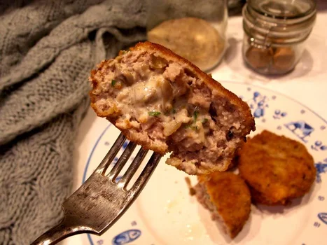 KOTLETY MIELONE Z FARSZEM PIECZARKOWO-SEROWYM