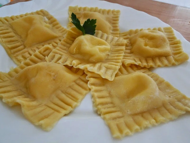 Ravioli z kremowym czosnkowym nadzieniem