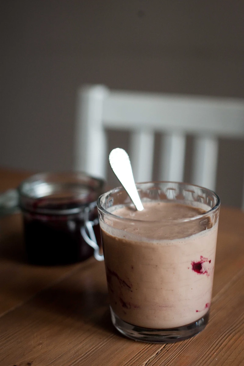KAKAOWE SMOOTHIE Z BANANEM, ORZECHAMI I TAHINI