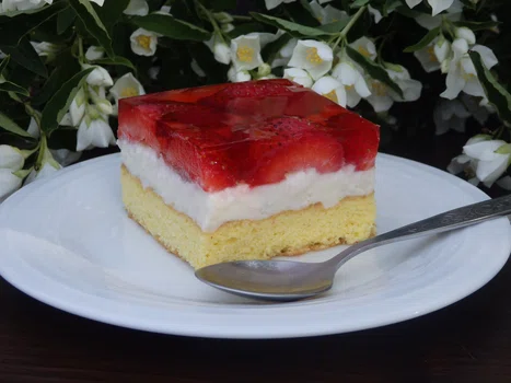 Biszkopt z kremem budyniowym, truskawkami i galaretką