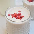 Koktajl bananowy z zielonym jabłkiem i malinami