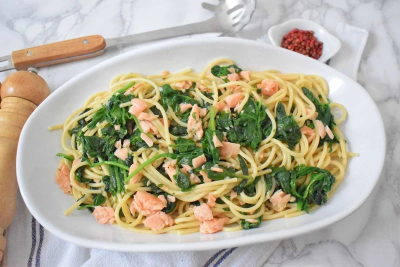 Spaghetti ze szpinakiem i wędzonym łososiem w sosie z białym winem