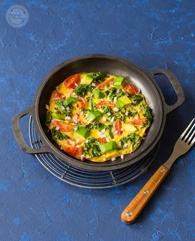 Frittata z awokado i jarmużem