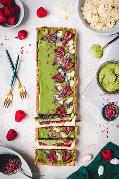 Mazurek z malinami i kremem matcha