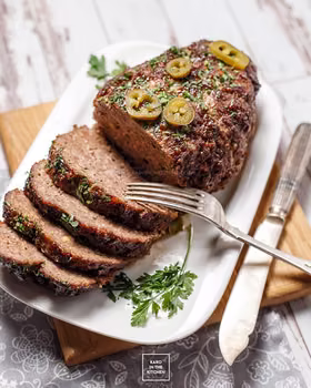 Klops wołowy z oscypkiem i jalapeño, w sosie BBQ
