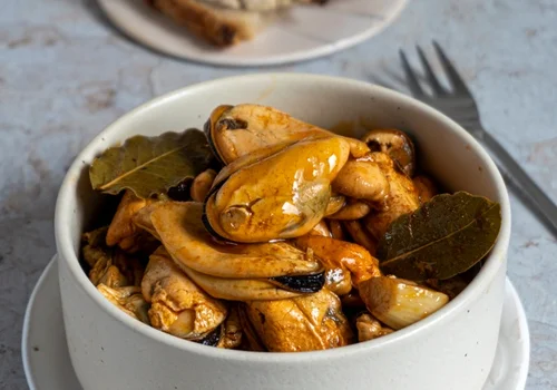 Małże w escabeche, czyli marynacie octowo-paprykowej