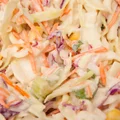 Ten przepis na Coleslaw to hit! Idealny do burgera, karkówki i szaszłyków