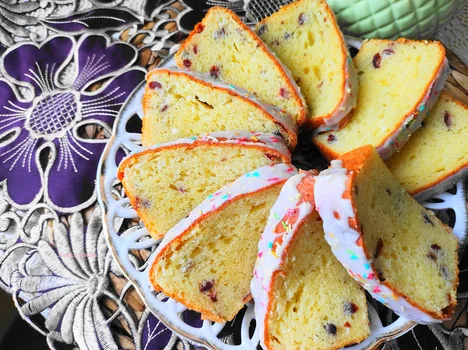 Babka twarogowa z żurawiną.