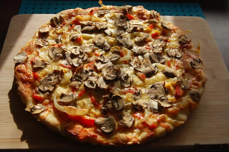 Domowa pizza z pieczarkami i szynką