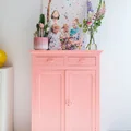 Różowa komoda