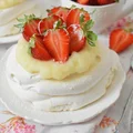 Mini beza pavlova z truskawkami i kremem cytrynowym