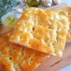 Focaccia z masłem czosnkowym i rozmarynem