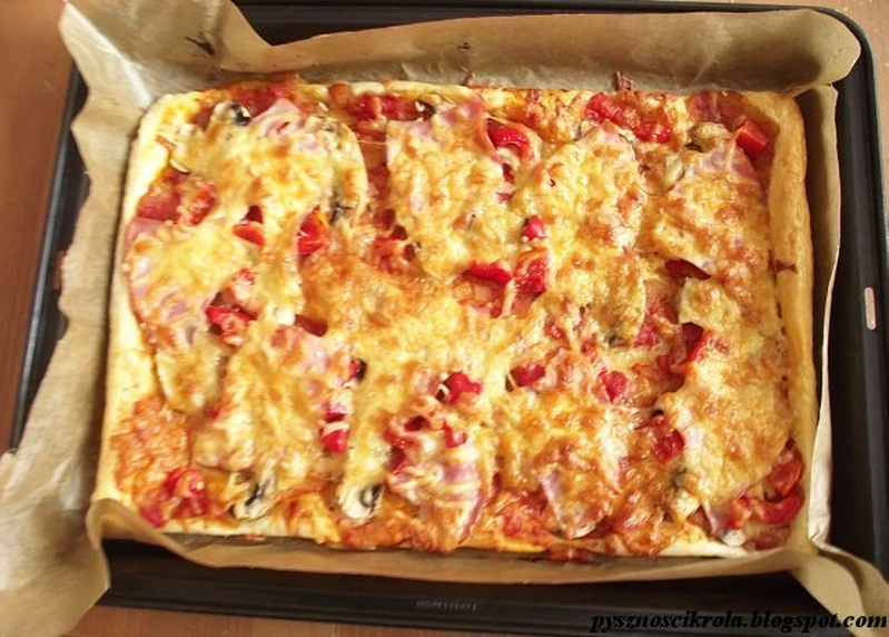 Oszukana pizza z szynką, pieczarkami i czerwoną papryką
