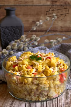 Sałatka z tortellini i kiełbasą krakowską