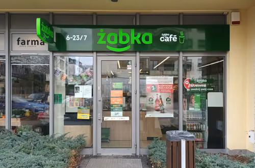 Żabka zaskoczyła nową, nietypową usługą! Klienci mogą zabrać do sklepu za długie spodnie i zepsuty zamek