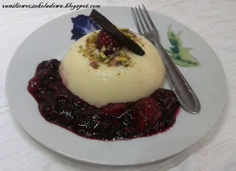 Panna cotta waniliowa z sosem malinowym.