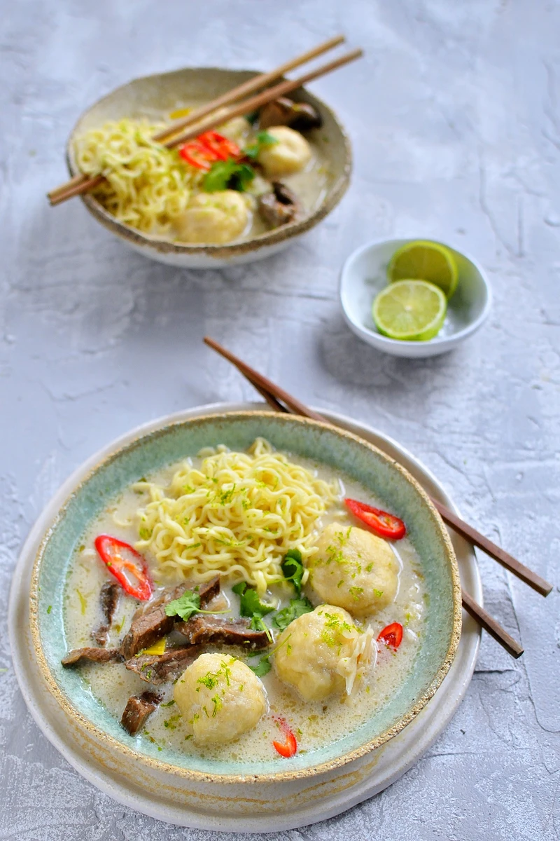 KOKOSOWA ZUPA Z PULPECIKAMI RYBNYMI, MAKARONEM CHOW MEIN I LIMONKĄ!