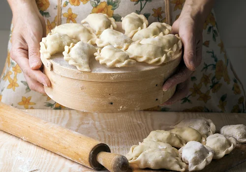 Masz bałagan w kuchni podczas lepienia pierogów? Ten trik skraca pracę o połowę!