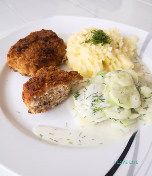 Kotlet mielony z mizerią
