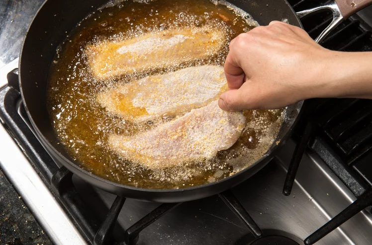 Zdjęcie Panierka nie trzyma się ryby? Ta czynność rujnuje Twoje danie! Sprawdź, jak uniknąć kulinarnej wpadki #1