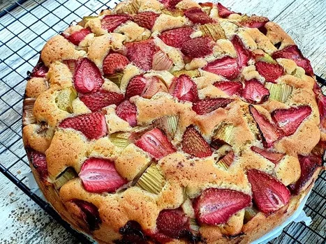 Ekspresowe ciasto z rabarbarem i truskawkami