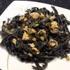 CZARNE TAGLIATELLE Z PIETRUSZKĄ I ŁOSOSIEM WĘDZONYM