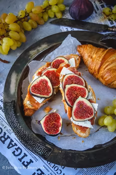 Croissant z szynką, serem i figami