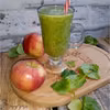 Zdrowe smoothie z gruszką, szpinakiem i ziołomiodem z czarnego bzu
