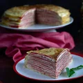 Tort naleśnikowy przekładany serowym oraz rabarbarowo-truskawkowym nadzieniem