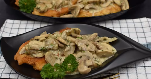 Kotlet panierowany w sosie pieczarkowym