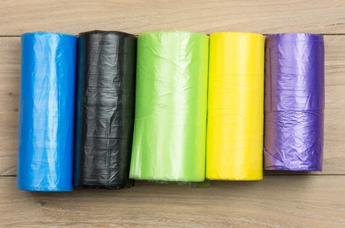 Od października nowe zasady dla tych właścicieli nieruchomości! Będą musieli używać NOWEGO KOLORU worka na odpady