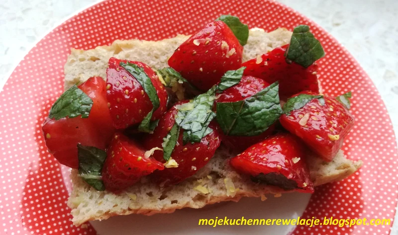 Bruschetta z truskawkami i miętą