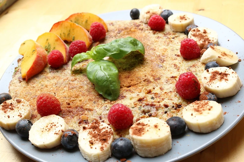 Słodki omlet z owocami
