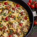 Rodzinny omlet z mozzarellą, pomidorkami i żółtym serem